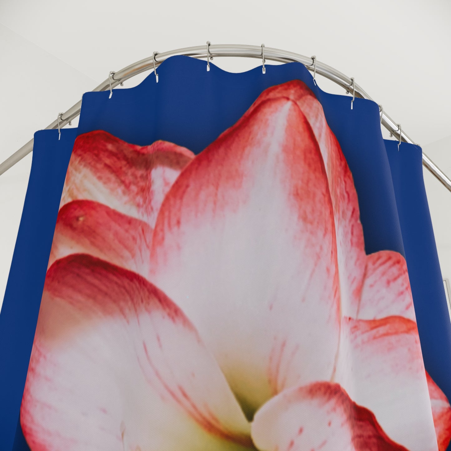 Vibrant Floral Shower Curtain - Elegant Home Decor for Relaxing Bathrooms